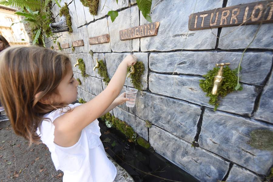Antzinako bizimodua eta baserritarren lanbideak berreskuratu zituzten ataundarrek Ohitura Zaharren Egunean.