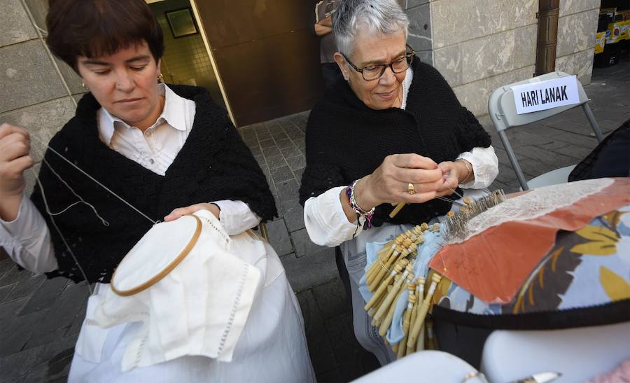 Antzinako bizimodua eta baserritarren lanbideak berreskuratu zituzten ataundarrek Ohitura Zaharren Egunean.