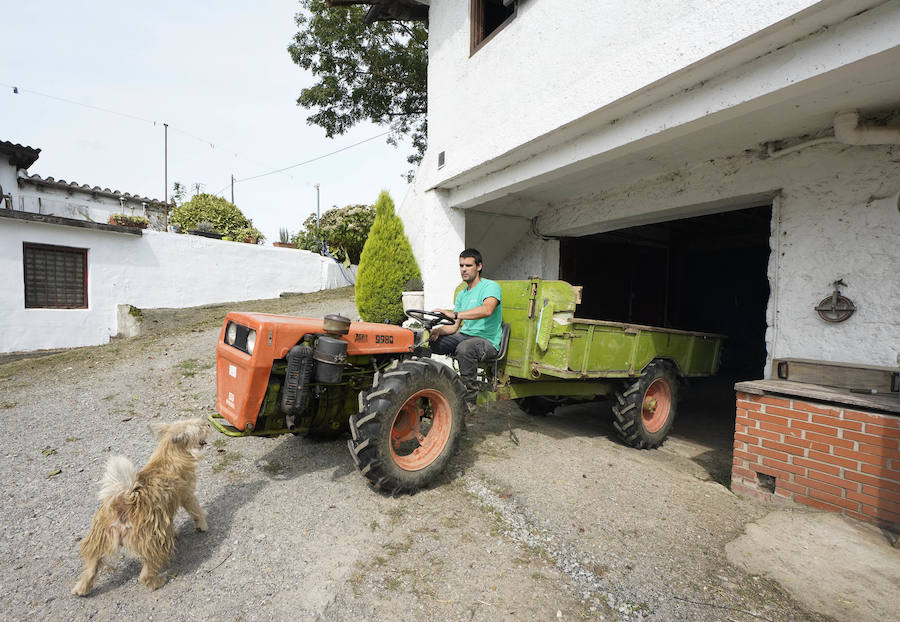 Gorka Iruretagoiena es un joven guipuzcoano que está orgulloso de formar parte del grupo de especialistas que hace sustituciones en un mundo, el rural, en el que es complejo tener días de fiesta