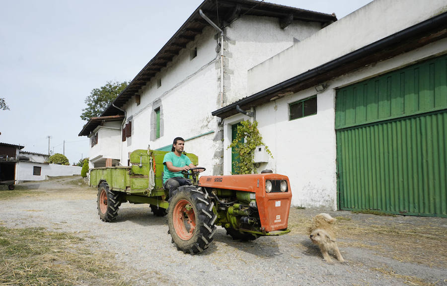 Gorka Iruretagoiena es un joven guipuzcoano que está orgulloso de formar parte del grupo de especialistas que hace sustituciones en un mundo, el rural, en el que es complejo tener días de fiesta