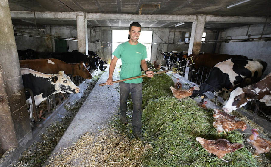 Gorka Iruretagoiena es un joven guipuzcoano que está orgulloso de formar parte del grupo de especialistas que hace sustituciones en un mundo, el rural, en el que es complejo tener días de fiesta