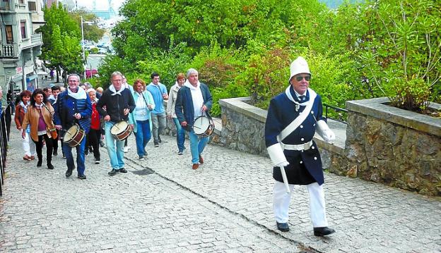 Los protagonistas desfilaron en kalejira por el centro de Trintxerpe.