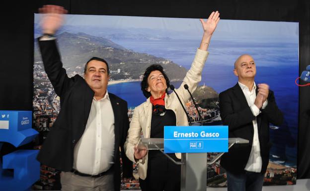 Ernesto Gasco, Isabel Celaá y Odón Elorza, en el acto.