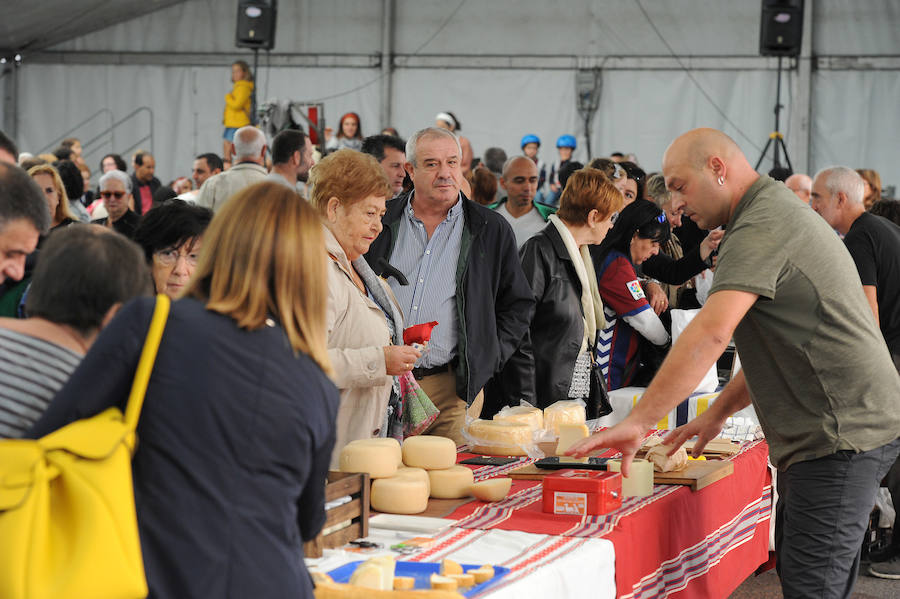 Las productoras de leche llegaron el domingo hasta el centro de Eibar en una animada feria que ofreció lana, esquilada y trabajada, y quesos del Bajo Deba.