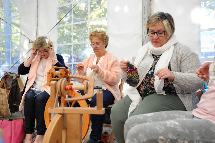 Las productoras de leche llegaron el domingo hasta el centro de Eibar en una animada feria que ofreció lana, esquilada y trabajada, y quesos del Bajo Deba.