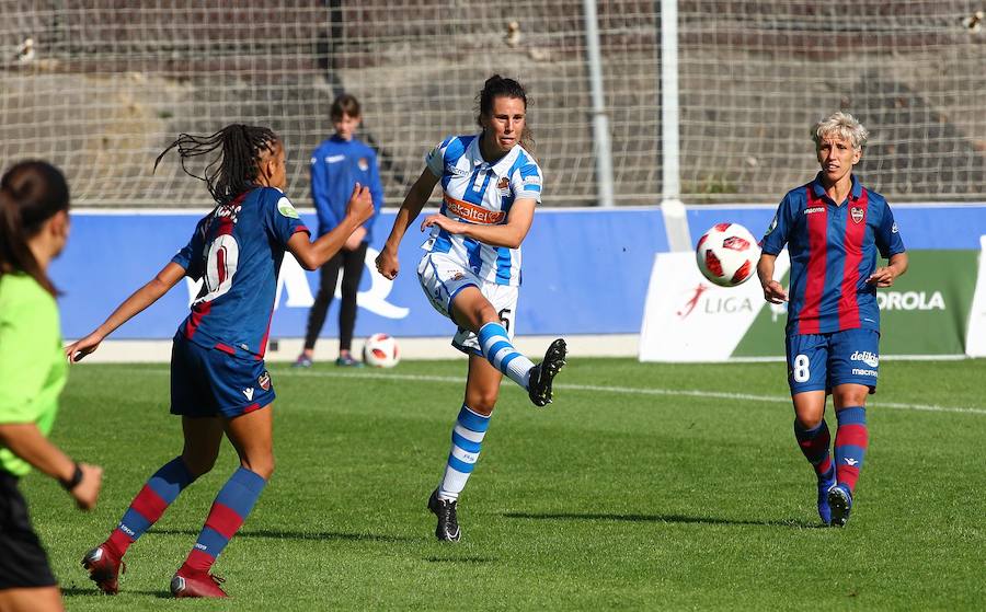 La Real Sociedad no ha podido superar al Levante UD este domingo en Zubieta. Las txuri-urdin tenían todo de su parte: un equipo muy motivado, sol y temperatura perfecta para disputar la batalla y una afición que no ha dejado de animar sus colores durante los más de 90 minutos de partido. Pero, a pesar de contar con todos los ingredientes, cuando el árbitro ha dado por finalizada la reñida disputa entre la Real y el Levante UD, el luminoso marcaba un claro 1-2 a favor de las visitantes.