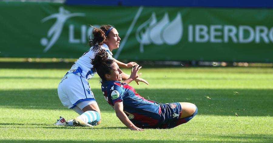 La Real Sociedad no ha podido superar al Levante UD este domingo en Zubieta. Las txuri-urdin tenían todo de su parte: un equipo muy motivado, sol y temperatura perfecta para disputar la batalla y una afición que no ha dejado de animar sus colores durante los más de 90 minutos de partido. Pero, a pesar de contar con todos los ingredientes, cuando el árbitro ha dado por finalizada la reñida disputa entre la Real y el Levante UD, el luminoso marcaba un claro 1-2 a favor de las visitantes.