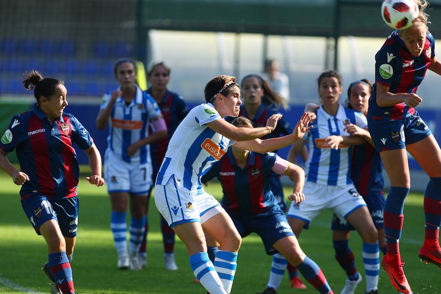 La Real Sociedad no ha podido superar al Levante UD este domingo en Zubieta. Las txuri-urdin tenían todo de su parte: un equipo muy motivado, sol y temperatura perfecta para disputar la batalla y una afición que no ha dejado de animar sus colores durante los más de 90 minutos de partido. Pero, a pesar de contar con todos los ingredientes, cuando el árbitro ha dado por finalizada la reñida disputa entre la Real y el Levante UD, el luminoso marcaba un claro 1-2 a favor de las visitantes.
