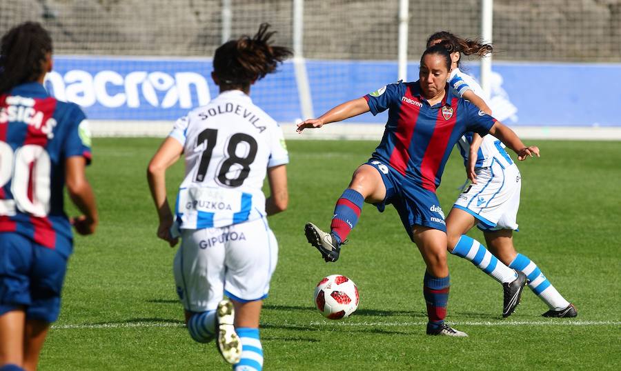 La Real Sociedad no ha podido superar al Levante UD este domingo en Zubieta. Las txuri-urdin tenían todo de su parte: un equipo muy motivado, sol y temperatura perfecta para disputar la batalla y una afición que no ha dejado de animar sus colores durante los más de 90 minutos de partido. Pero, a pesar de contar con todos los ingredientes, cuando el árbitro ha dado por finalizada la reñida disputa entre la Real y el Levante UD, el luminoso marcaba un claro 1-2 a favor de las visitantes.