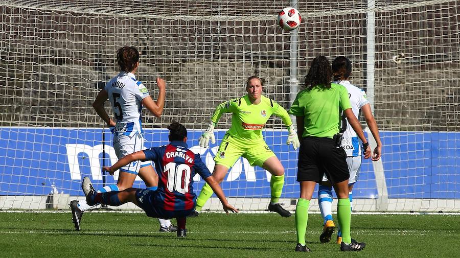 La Real Sociedad no ha podido superar al Levante UD este domingo en Zubieta. Las txuri-urdin tenían todo de su parte: un equipo muy motivado, sol y temperatura perfecta para disputar la batalla y una afición que no ha dejado de animar sus colores durante los más de 90 minutos de partido. Pero, a pesar de contar con todos los ingredientes, cuando el árbitro ha dado por finalizada la reñida disputa entre la Real y el Levante UD, el luminoso marcaba un claro 1-2 a favor de las visitantes.