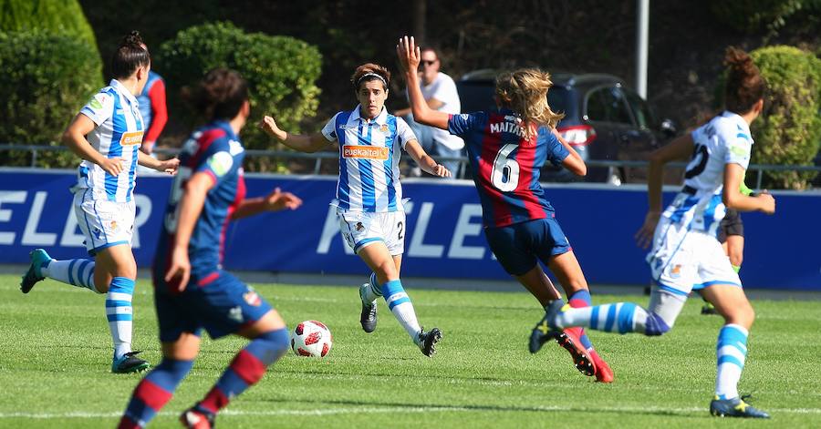 La Real Sociedad no ha podido superar al Levante UD este domingo en Zubieta. Las txuri-urdin tenían todo de su parte: un equipo muy motivado, sol y temperatura perfecta para disputar la batalla y una afición que no ha dejado de animar sus colores durante los más de 90 minutos de partido. Pero, a pesar de contar con todos los ingredientes, cuando el árbitro ha dado por finalizada la reñida disputa entre la Real y el Levante UD, el luminoso marcaba un claro 1-2 a favor de las visitantes.
