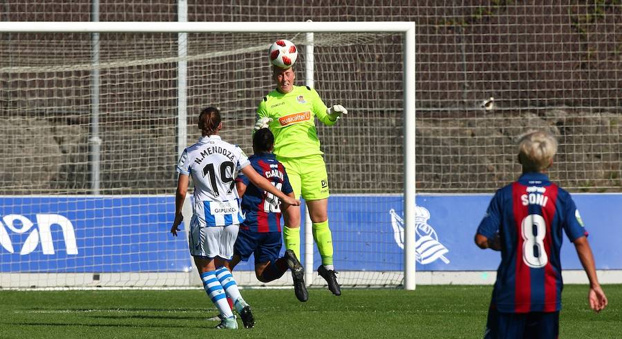 La Real Sociedad no ha podido superar al Levante UD este domingo en Zubieta. Las txuri-urdin tenían todo de su parte: un equipo muy motivado, sol y temperatura perfecta para disputar la batalla y una afición que no ha dejado de animar sus colores durante los más de 90 minutos de partido. Pero, a pesar de contar con todos los ingredientes, cuando el árbitro ha dado por finalizada la reñida disputa entre la Real y el Levante UD, el luminoso marcaba un claro 1-2 a favor de las visitantes.