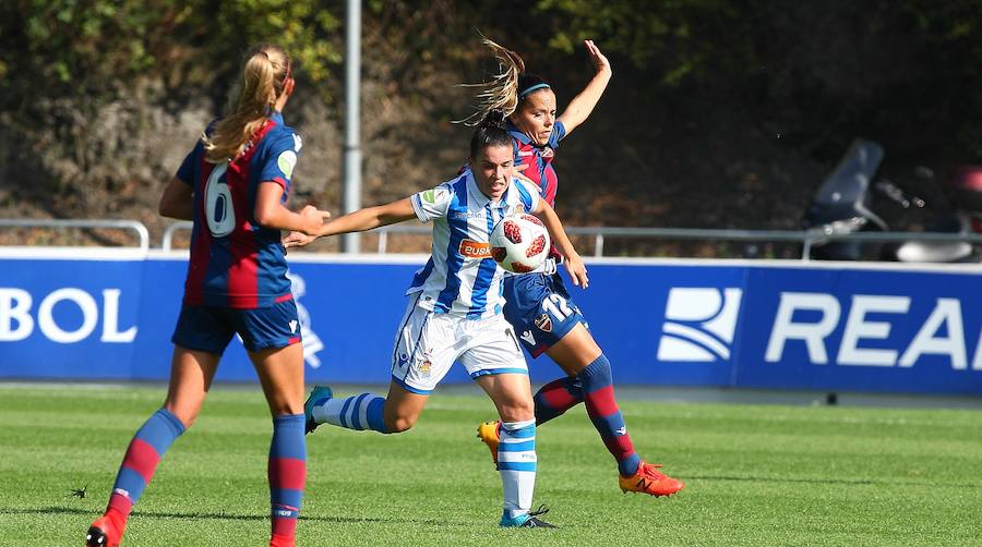 La Real Sociedad no ha podido superar al Levante UD este domingo en Zubieta. Las txuri-urdin tenían todo de su parte: un equipo muy motivado, sol y temperatura perfecta para disputar la batalla y una afición que no ha dejado de animar sus colores durante los más de 90 minutos de partido. Pero, a pesar de contar con todos los ingredientes, cuando el árbitro ha dado por finalizada la reñida disputa entre la Real y el Levante UD, el luminoso marcaba un claro 1-2 a favor de las visitantes.