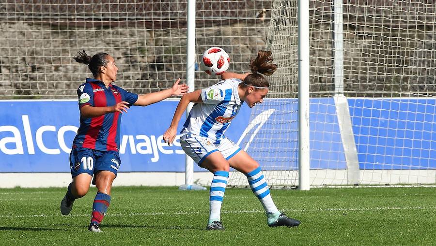 La Real Sociedad no ha podido superar al Levante UD este domingo en Zubieta. Las txuri-urdin tenían todo de su parte: un equipo muy motivado, sol y temperatura perfecta para disputar la batalla y una afición que no ha dejado de animar sus colores durante los más de 90 minutos de partido. Pero, a pesar de contar con todos los ingredientes, cuando el árbitro ha dado por finalizada la reñida disputa entre la Real y el Levante UD, el luminoso marcaba un claro 1-2 a favor de las visitantes.