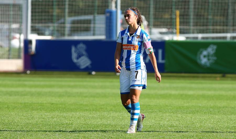 La Real Sociedad no ha podido superar al Levante UD este domingo en Zubieta. Las txuri-urdin tenían todo de su parte: un equipo muy motivado, sol y temperatura perfecta para disputar la batalla y una afición que no ha dejado de animar sus colores durante los más de 90 minutos de partido. Pero, a pesar de contar con todos los ingredientes, cuando el árbitro ha dado por finalizada la reñida disputa entre la Real y el Levante UD, el luminoso marcaba un claro 1-2 a favor de las visitantes.