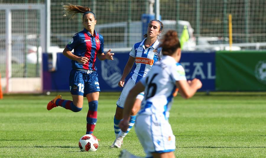 La Real Sociedad no ha podido superar al Levante UD este domingo en Zubieta. Las txuri-urdin tenían todo de su parte: un equipo muy motivado, sol y temperatura perfecta para disputar la batalla y una afición que no ha dejado de animar sus colores durante los más de 90 minutos de partido. Pero, a pesar de contar con todos los ingredientes, cuando el árbitro ha dado por finalizada la reñida disputa entre la Real y el Levante UD, el luminoso marcaba un claro 1-2 a favor de las visitantes.