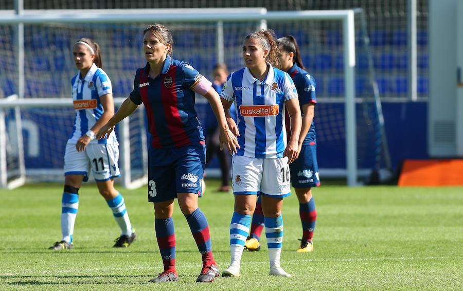 La Real Sociedad no ha podido superar al Levante UD este domingo en Zubieta. Las txuri-urdin tenían todo de su parte: un equipo muy motivado, sol y temperatura perfecta para disputar la batalla y una afición que no ha dejado de animar sus colores durante los más de 90 minutos de partido. Pero, a pesar de contar con todos los ingredientes, cuando el árbitro ha dado por finalizada la reñida disputa entre la Real y el Levante UD, el luminoso marcaba un claro 1-2 a favor de las visitantes.