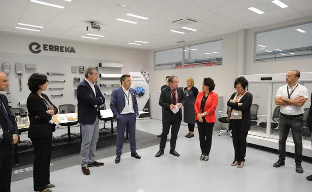 Autoridades y directivos de Erreka, en la inauguración de la nueva planta de Bergara.