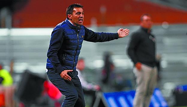 Asier Garitano imparte instrucciones a sus jugadores durante el encuentro de anoche en Anoeta. 