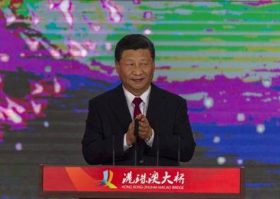 Imagen secundaria 1 - Entrada al paso submarítimo del puente (arriba); El presidente chino, Xi Jinping, asiste a la ceremoniad de inauguración (izquierda); detalle de los pilares que sostienen la faraónica estructura.
