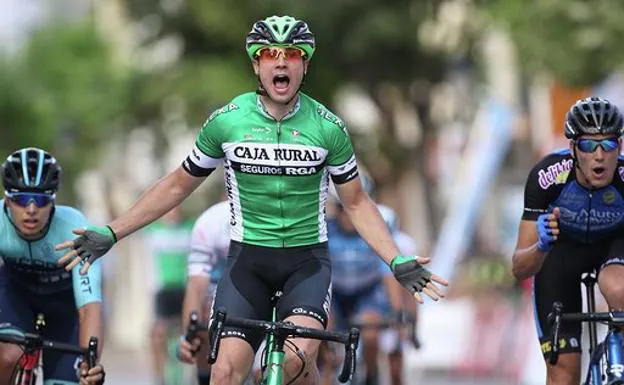 Daniel Viejo celebra su victoria en una carrera. 