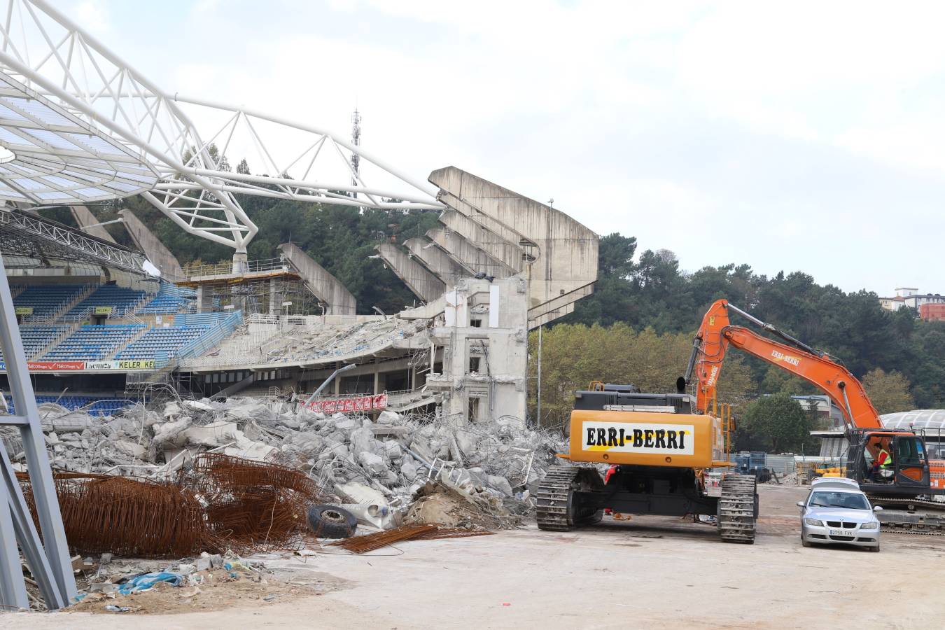Las obras del estadio de la Real Sociedad avanzan a buen ritmo y ya no queda nada del viejo fondo norte de Anoeta.