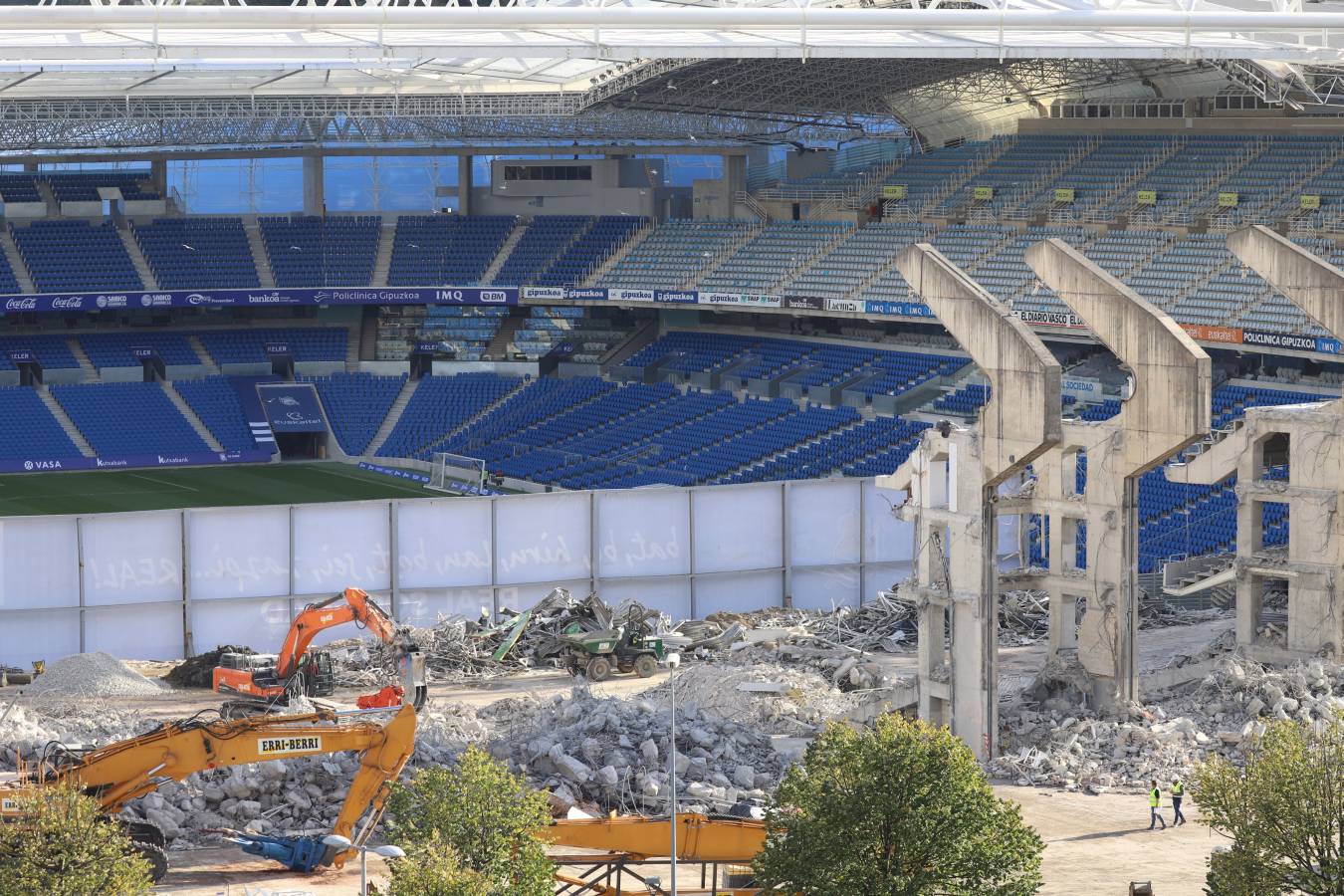 Las obras del estadio de la Real Sociedad avanzan a buen ritmo y ya no queda nada del viejo fondo norte de Anoeta.