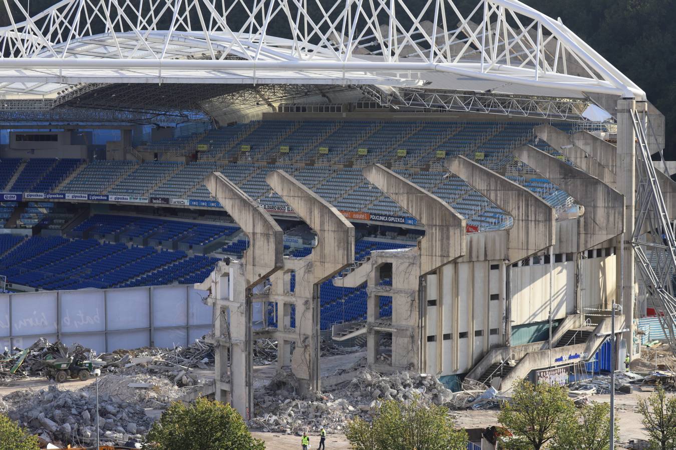 Las obras del estadio de la Real Sociedad avanzan a buen ritmo y ya no queda nada del viejo fondo norte de Anoeta.