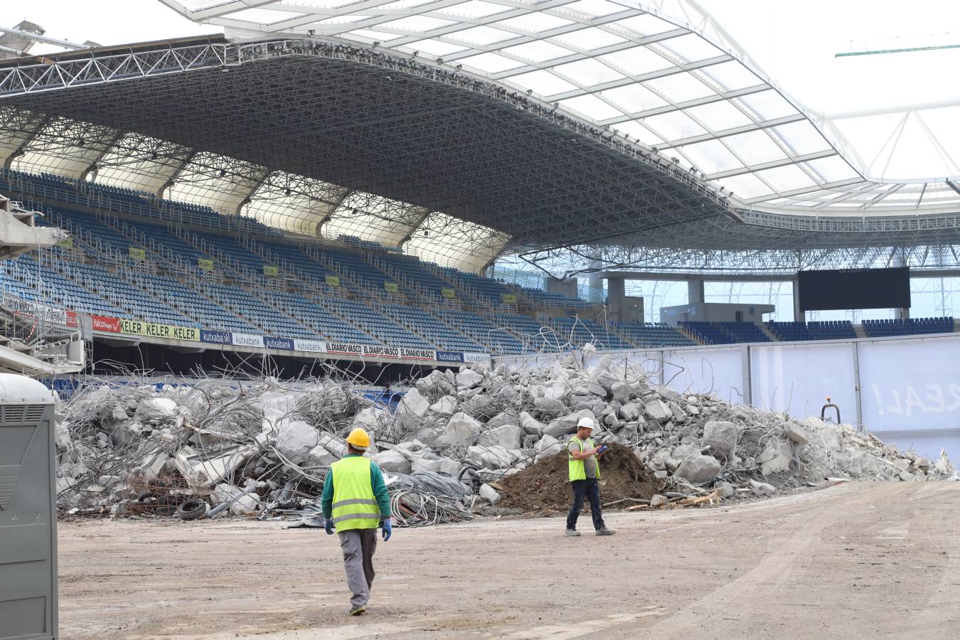 Las obras del estadio de la Real Sociedad avanzan a buen ritmo y ya no queda nada del viejo fondo norte de Anoeta.