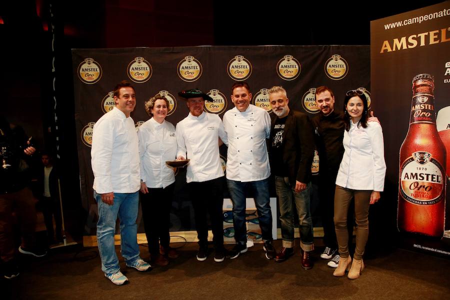 Jorge Otxoa y Félix Jiménez, del restaurante El Mercao de Pamplona, han ganado el XIII Campeonato de Pintxos de Euskal Herria, celebrado en el Kursaal de San Sebastián, con una propuesta bautizada como «Camarón de la Concha», elaborada de dos tortillas de camarón que encierran una elaboración de txangurro a la donostiarra.