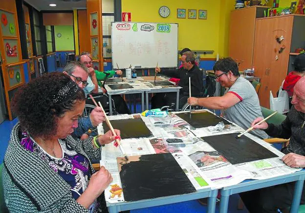 Arte. Un grupo de usuarios del centro de día de daño cerebral de Aita Menni en plena creación artística.