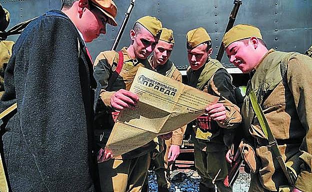 Recreación de las tropas soviéticas integradas por las milicias de voluntarios de Leningrado, con un ejemplar del 'Pravda'. 