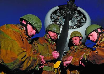 Imagen secundaria 1 - Recreaciones de tres de las unidades militares en las que se integraron soldados de origen vasco.