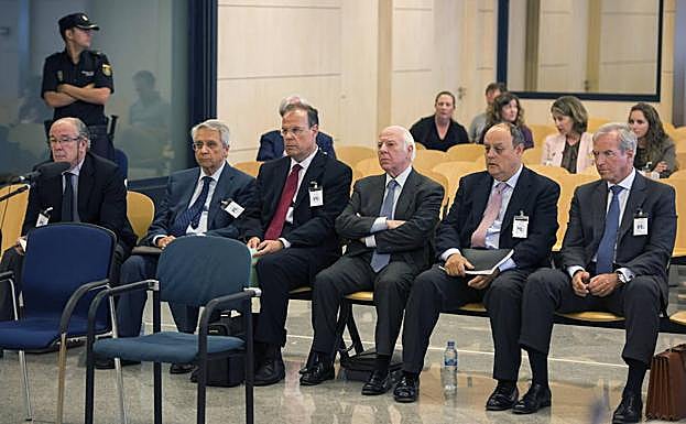 Varios directivos de Novacaixa Galicia, ante la Audiencia Nacional, en una imagen de archivo.