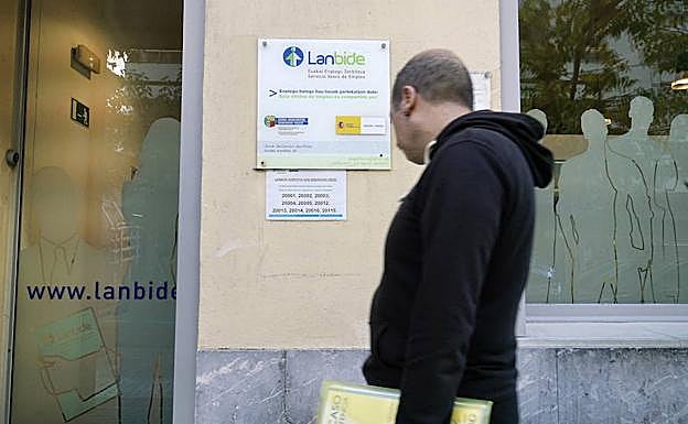 Un hombre se dispone a entrar en una oficina de Lanbide. 