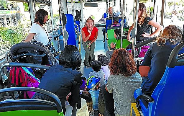 Un momento de una de las sesiones de cuentacuentos celebrada con niños para dar a conocer la campaña.