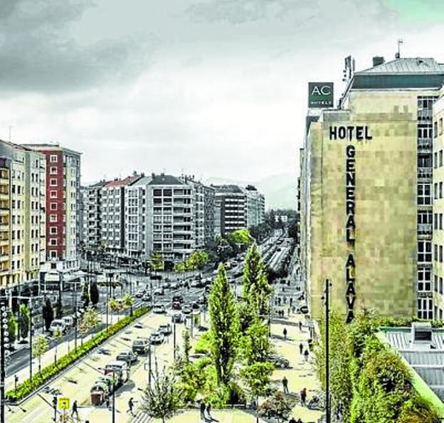 El Consistorio decidió ubicar el mural de Lekue en la fachada del 81 de la Avenida, la que luce el reclamo del hotel General Álava. 