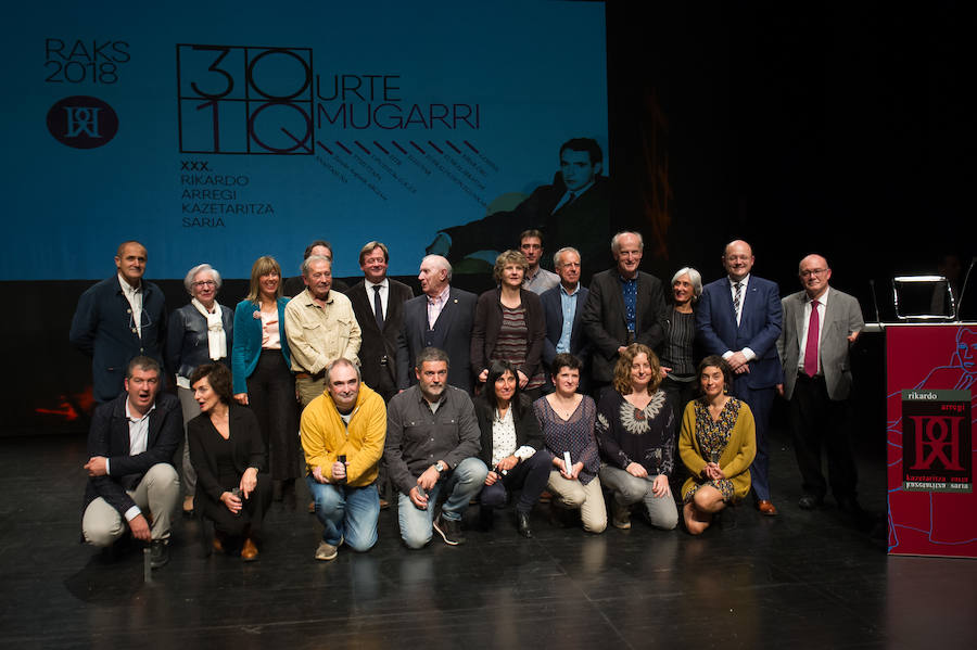 Los diseñadores que durante el último año han llevado a cabo una residencia artística promovida por Kutxa Kultur Moda deslumbraron este viernes en el Museo Balenciaga. La segunda promoción se graduó ayer a lo grande, con un desfile lleno de creatividad, originalidad y colorido en el que cada uno de los cinco diseñadores enseñaron las líneas maestras de la forma en la que entienden la moda. En el ambiente quedó la sensación de que todos ellos han dado un paso al frente y ya no son promesas: pese a su juventud, son ya auténticas realidades.