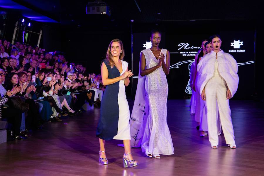 Los diseñadores que durante el último año han llevado a cabo una residencia artística promovida por Kutxa Kultur Moda deslumbraron este viernes en el Museo Balenciaga. La segunda promoción se graduó ayer a lo grande, con un desfile lleno de creatividad, originalidad y colorido en el que cada uno de los cinco diseñadores enseñaron las líneas maestras de la forma en la que entienden la moda. En el ambiente quedó la sensación de que todos ellos han dado un paso al frente y ya no son promesas: pese a su juventud, son ya auténticas realidades.