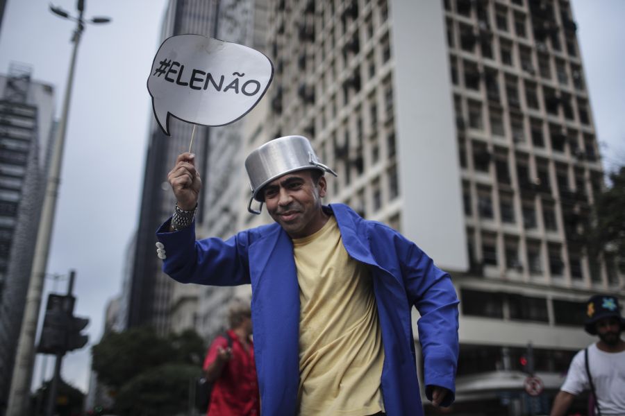 Centenas de personas participan, en Río de Janeiro, en un acto conocido como «Marcha de los Payasos» para apoyar al candidato socialista a la presidencia de Brasil, Fernando Haddad. 