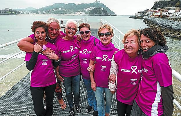Las mujeres de Katxalin animan a participar mañana en la marcha contra el cáncer de mama. 