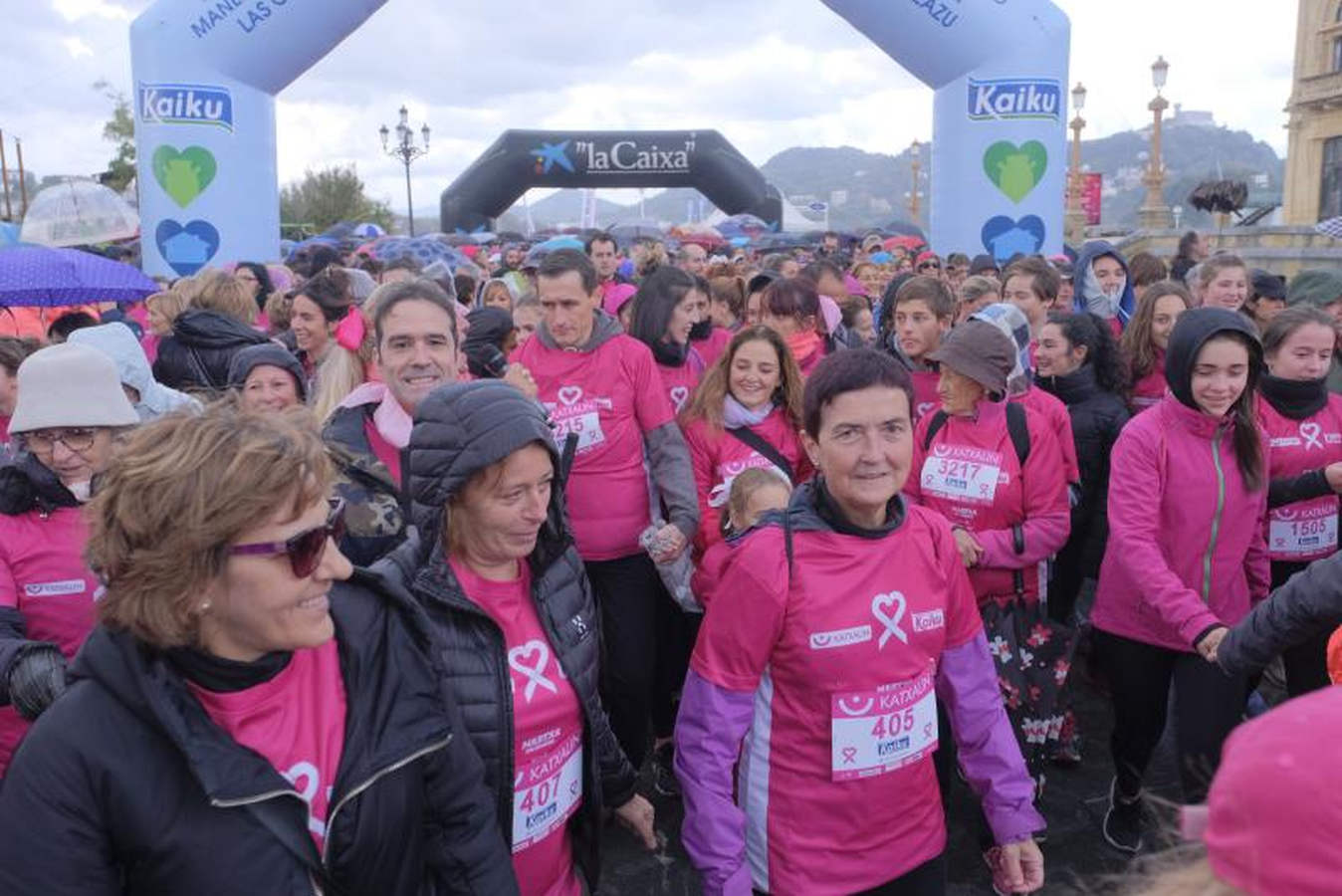La Asociación Guipuzcoana Katxalin de Apoyo a Mujeres afectadas por el Cáncer de Mama y/o Ginecológico ha salido este domingo a la calle por la séptima marcha solidaria, que ha salido y llegado a Alderdi Eder