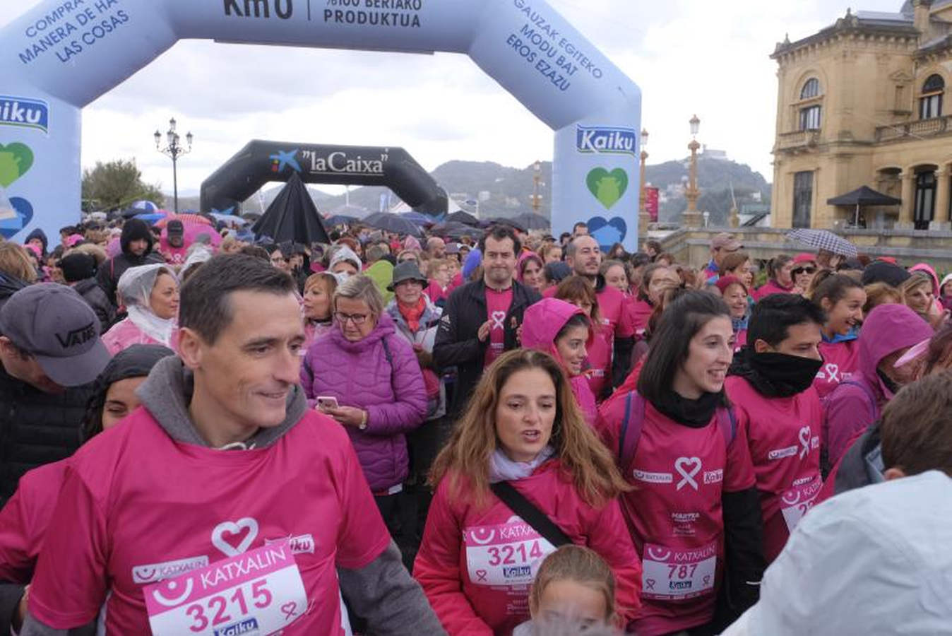 La Asociación Guipuzcoana Katxalin de Apoyo a Mujeres afectadas por el Cáncer de Mama y/o Ginecológico ha salido este domingo a la calle por la séptima marcha solidaria, que ha salido y llegado a Alderdi Eder