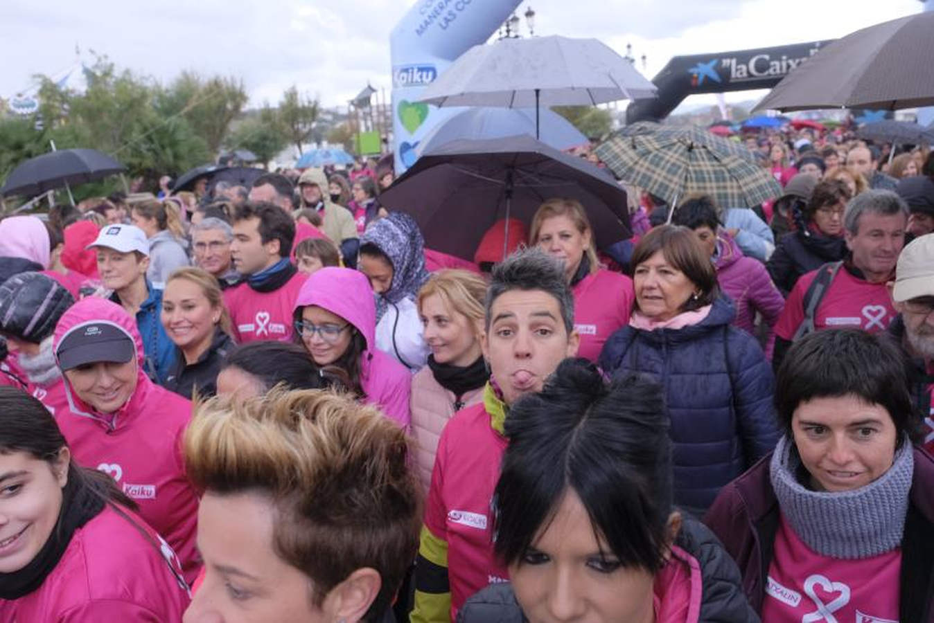 La Asociación Guipuzcoana Katxalin de Apoyo a Mujeres afectadas por el Cáncer de Mama y/o Ginecológico ha salido este domingo a la calle por la séptima marcha solidaria, que ha salido y llegado a Alderdi Eder