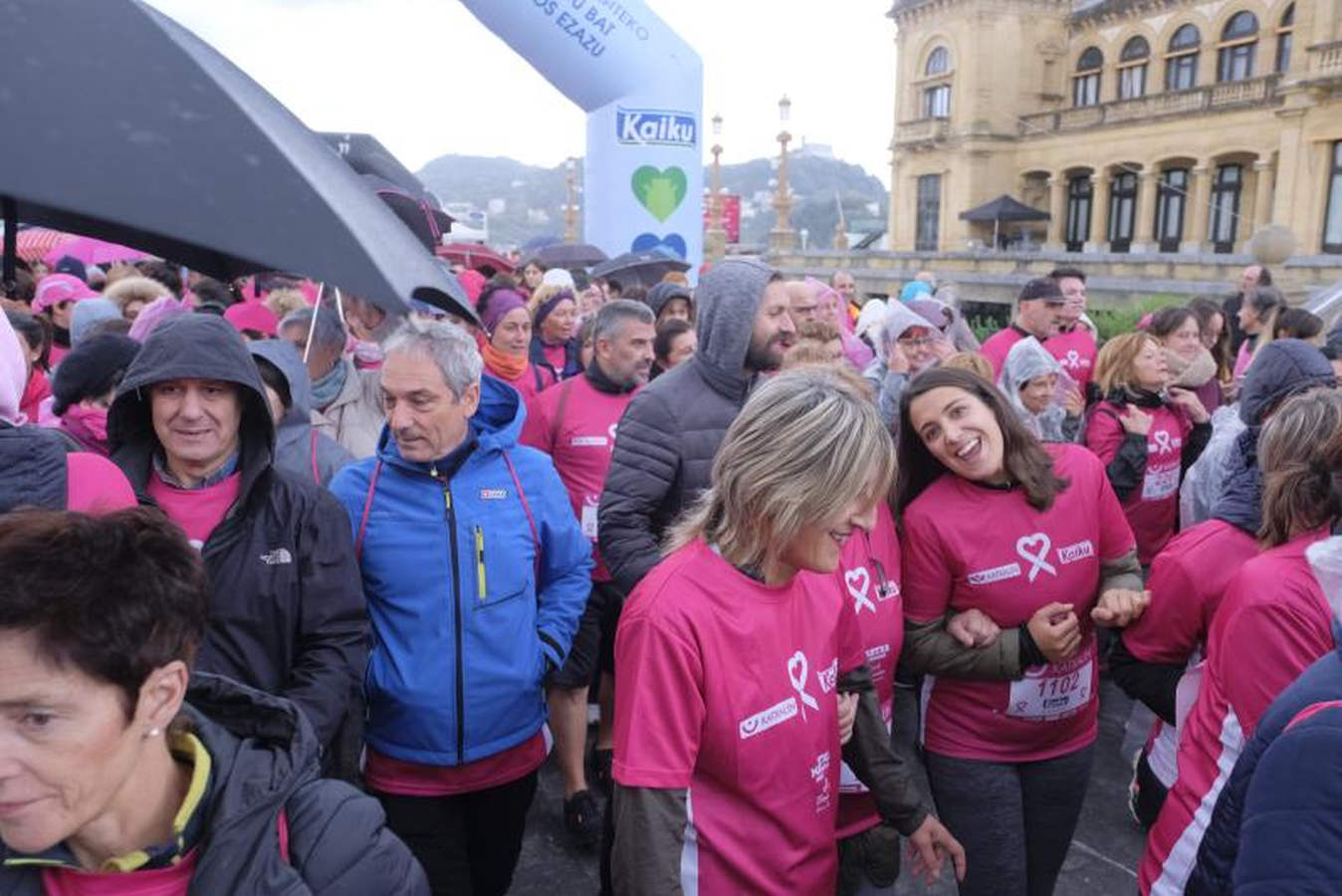 La Asociación Guipuzcoana Katxalin de Apoyo a Mujeres afectadas por el Cáncer de Mama y/o Ginecológico ha salido este domingo a la calle por la séptima marcha solidaria, que ha salido y llegado a Alderdi Eder