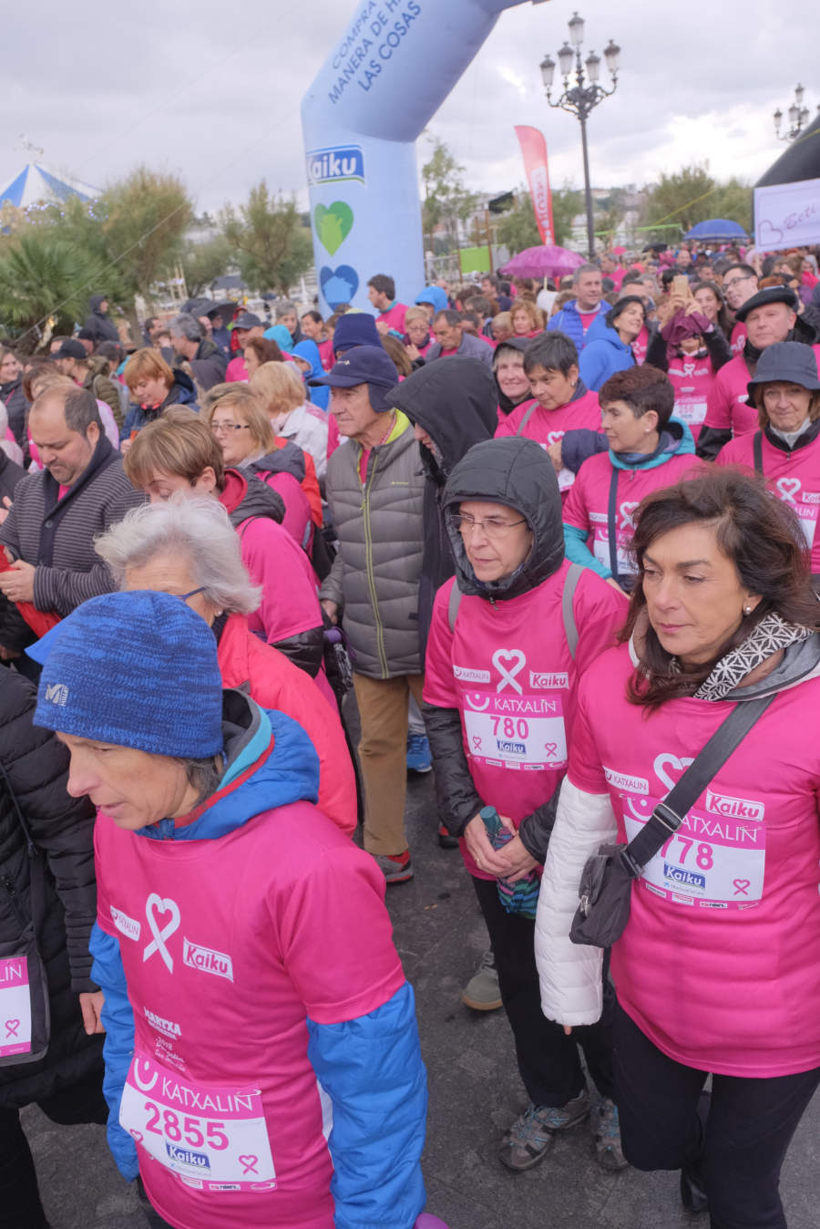La Asociación Guipuzcoana Katxalin de Apoyo a Mujeres afectadas por el Cáncer de Mama y/o Ginecológico ha salido este domingo a la calle por la séptima marcha solidaria, que ha salido y llegado a Alderdi Eder