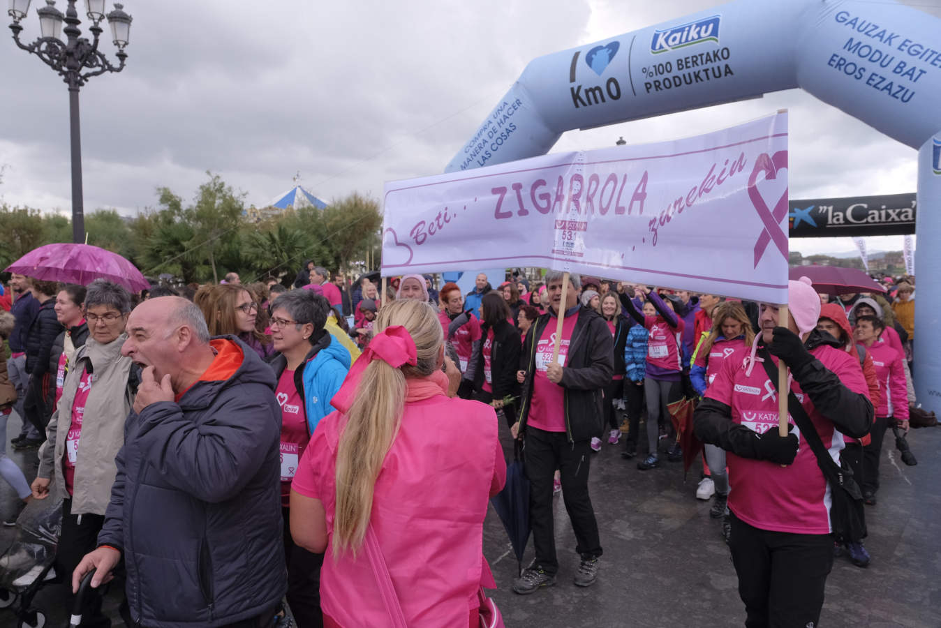 La Asociación Guipuzcoana Katxalin de Apoyo a Mujeres afectadas por el Cáncer de Mama y/o Ginecológico ha salido este domingo a la calle por la séptima marcha solidaria, que ha salido y llegado a Alderdi Eder