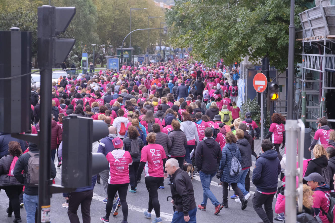 La Asociación Guipuzcoana Katxalin de Apoyo a Mujeres afectadas por el Cáncer de Mama y/o Ginecológico ha salido este domingo a la calle por la séptima marcha solidaria, que ha salido y llegado a Alderdi Eder