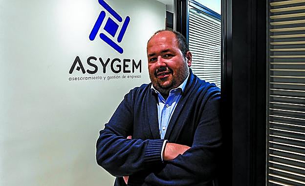 Ion Tamayo en la oficina de Asygem que cumple 25 años en el asesoramiento y gestión de empresas.
