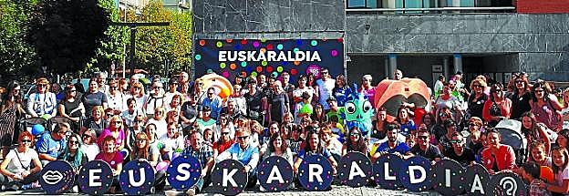 En Trintxerpe. El nutrido grupo de vecinos de todas las edades que asistieron a la presentación llevada a cabo a las puertas de la Tenencia de Alcaldía de este populoso distrito.
